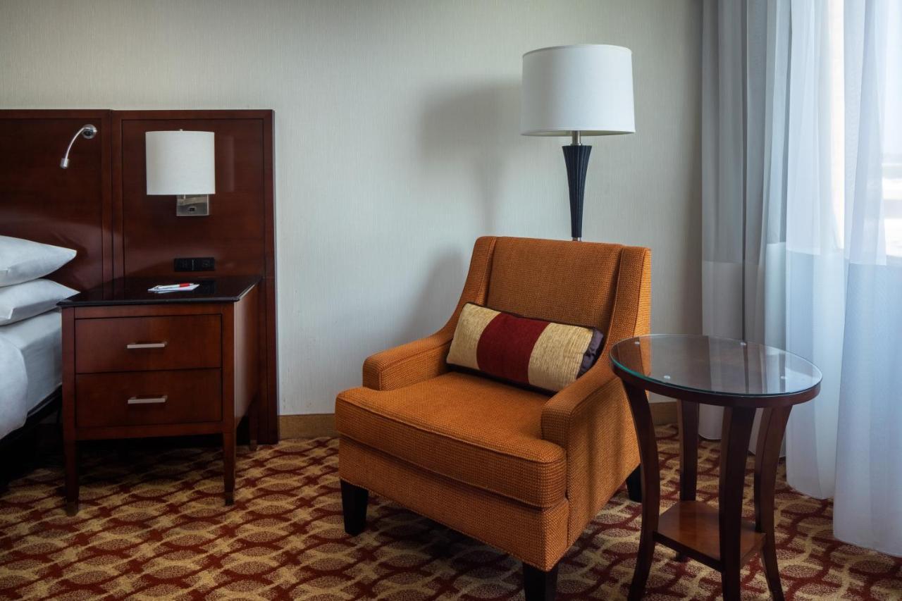 Indianapolis Marriott East Hotel Bagian luar foto