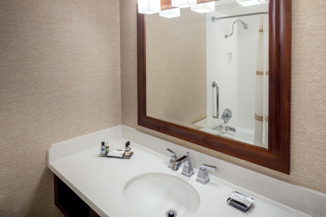 Indianapolis Marriott East Hotel Bagian luar foto