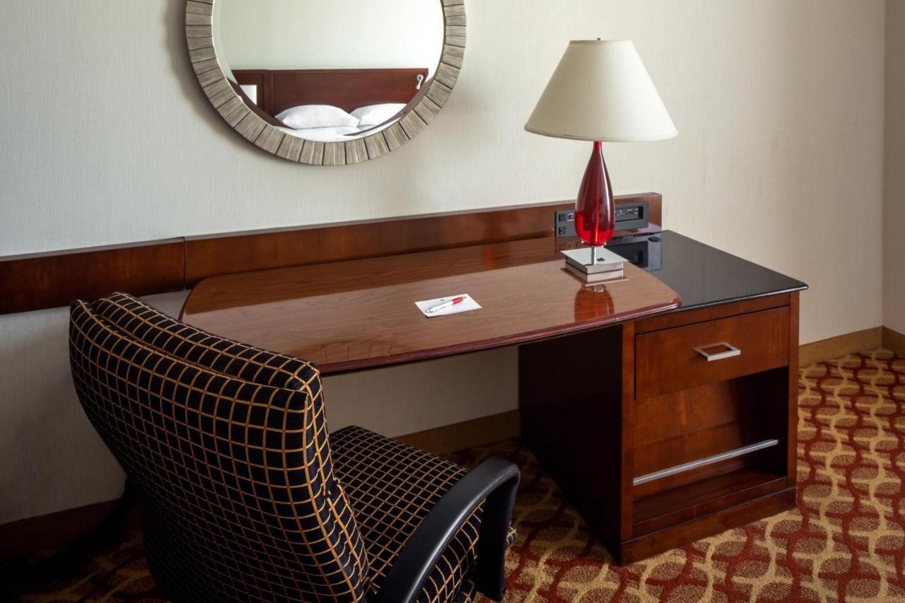 Indianapolis Marriott East Hotel Bagian luar foto
