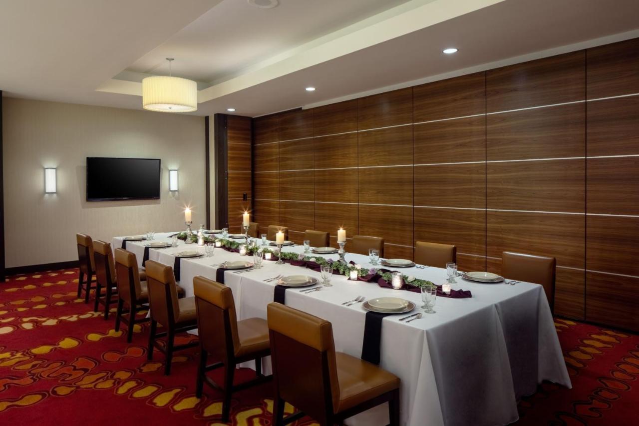 Indianapolis Marriott East Hotel Bagian luar foto