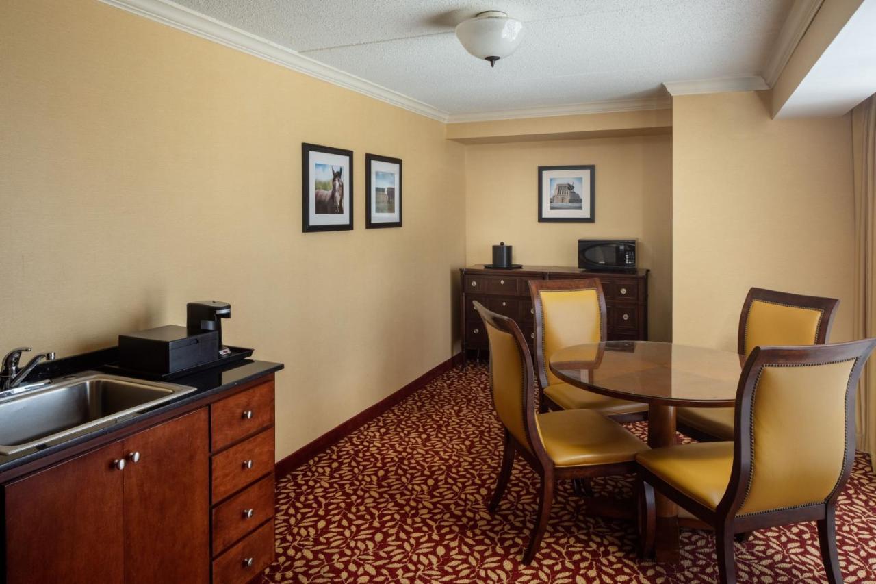 Indianapolis Marriott East Hotel Bagian luar foto