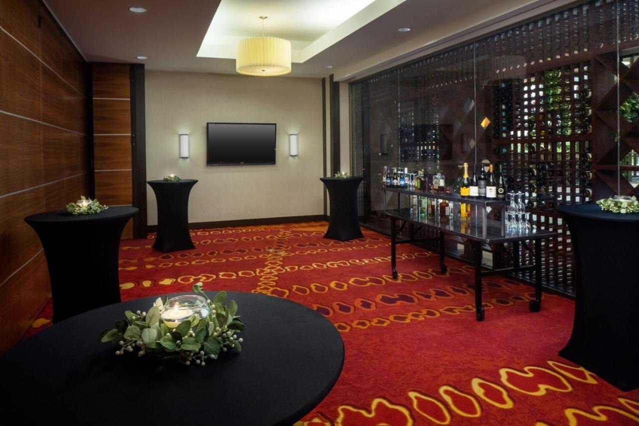 Indianapolis Marriott East Hotel Bagian luar foto
