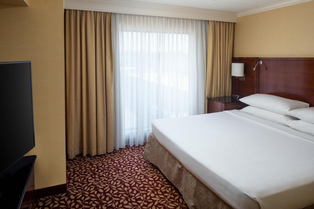 Indianapolis Marriott East Hotel Bagian luar foto