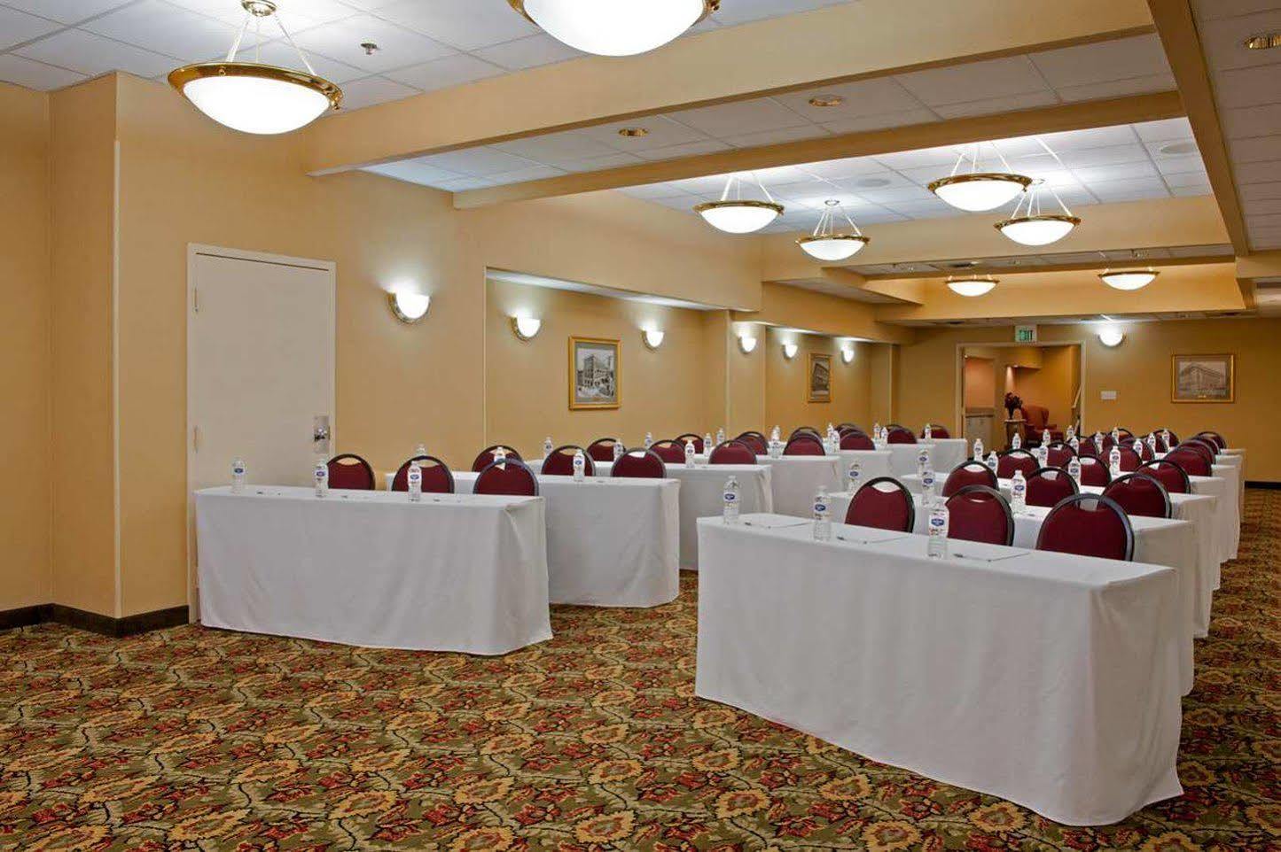 Indianapolis Marriott East Hotel Bagian luar foto