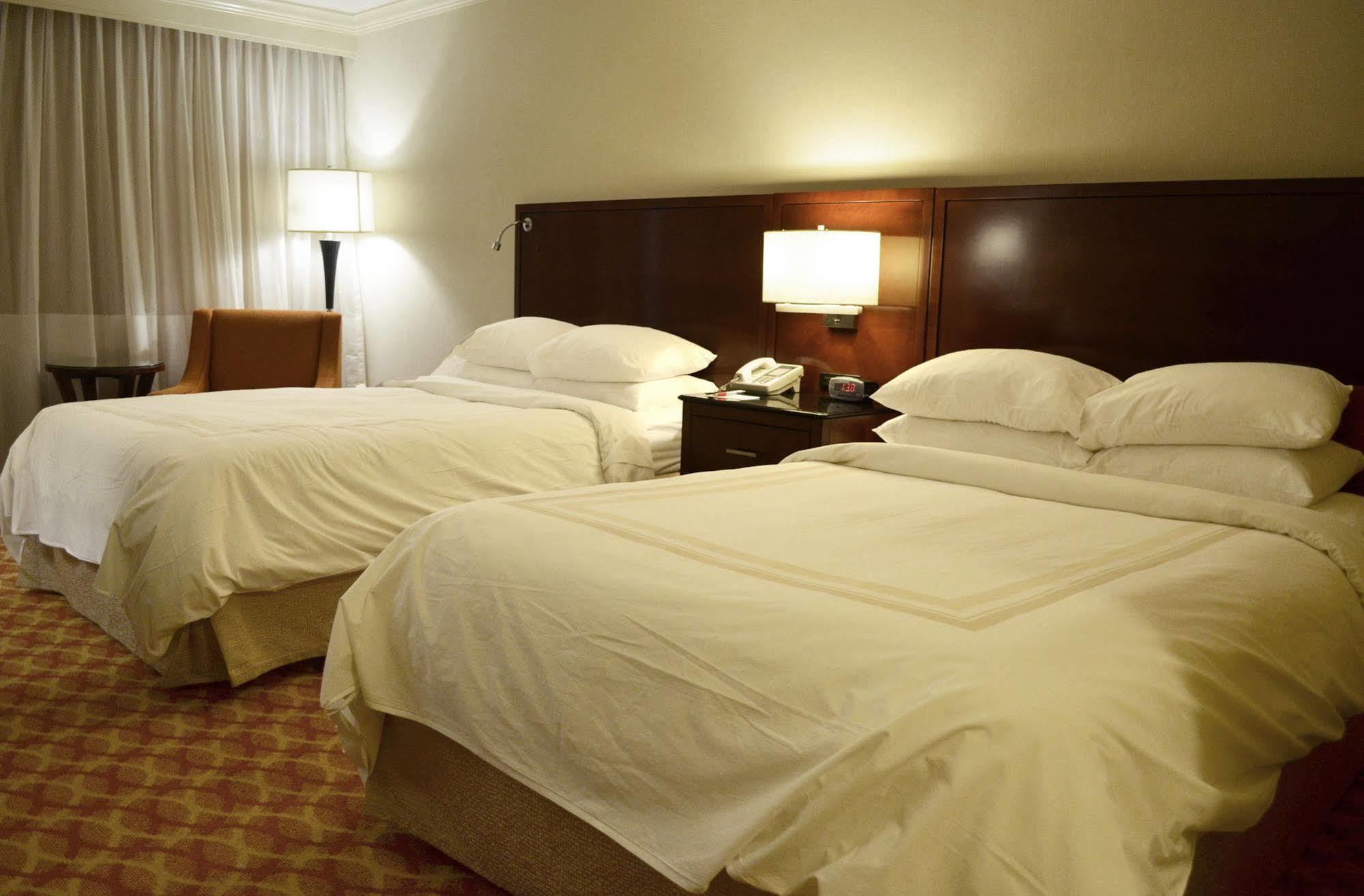 Indianapolis Marriott East Hotel Bagian luar foto