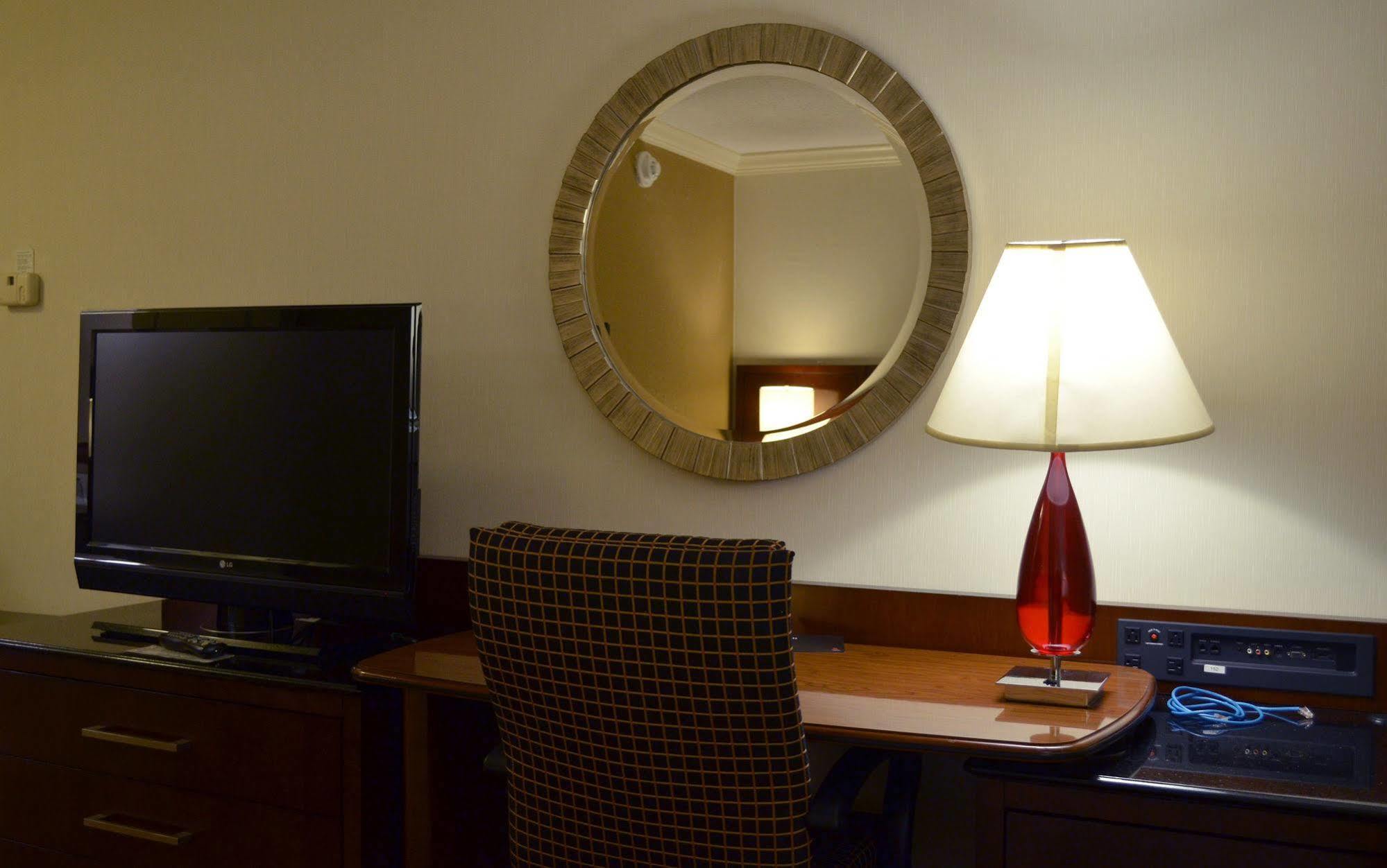 Indianapolis Marriott East Hotel Bagian luar foto